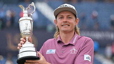 Cameron Smith with the Claret Jug